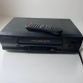 Emerson Ev467 Vhs Player 4-head Digital Tracking/rapid Rewind -with Remote Clean