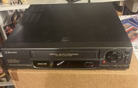 Emerson Vcr2000 - Vcr Video Cassette Recorder Powers On Works/tested