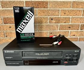 Emerson Vcr3002a Vhs Vcr Player Recorder With Av Cables And Tape - Tested