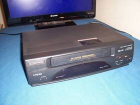 Emerson Vcr4010a Vcr 4010a 4-head Vhs Tape Player And Recorder No Remote Tested