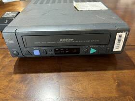 Goldstar Gvp-c135 Vhs Vcr Video Cassette Player With Power Supply