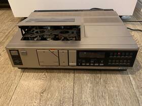 Hitachi Vt-12ay Vintage Vhs Video Deck Powers On For Parts Or Not Working