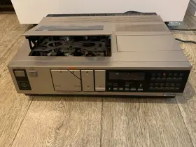 Vt-12ay Hitachi Vintage Vhs Video Deck Powers On For Parts Or Not Working
