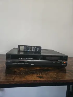 Vt-2010a Hitachi Vhs Video Recorder With Remote