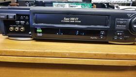 Jvc Hr-s7500u Vcr Svhs Deck For Parts Or Repair