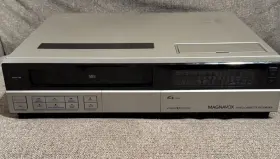 Vr8435sl01 Magnavox Vcr / Vhs Player - For Parts Or Repair