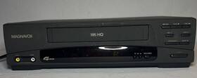 Magnavox Vr9243at01 Vcr Video Cassette Recorder With Remote-powers On-untested