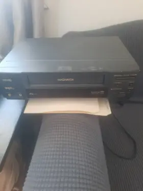 Vr93442at21 Magnavox Vcr For Parts Or Repair Not Working