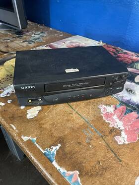 Orion Vr0121a Vr0212 Vcr Vhs Player Recorder Auto Tracking Turns On - Untested No Remote