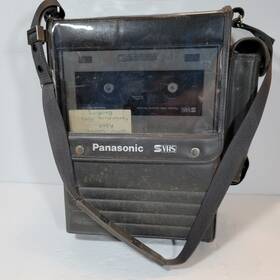 Panasonic Ag-7400 S-vhs Professional Field Recorder/player And Carrying Bag Svhs
