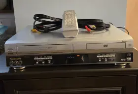 Pv-d4753s Panasonic Vcr Vhs Player Double Feature Dvd-vcr Combo Remote And Cables