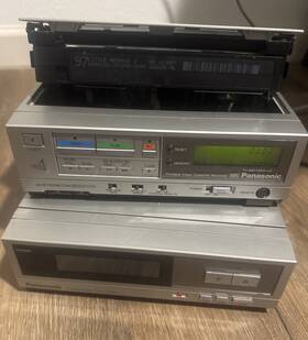Panasonic Pv-v8000 Portable Vhs Video Recorder And Tuner Turns On Untested