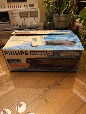 Philips Vrx342at21 Magnavox Video Cassette Recorder No Remote Never Used