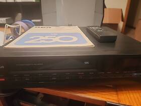 Rca Vr-250 Vcr Video Cassette Recorder. Powers On Vhs Stuck Inside. Has Remote