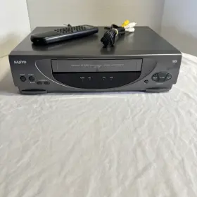 Vhr-m107 Sanyo E94000 4 Head Vcr Vhs Player With Remote And Av Cords Tested/working