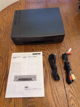 Sanyo Vhr-5422 4-head Vcr Vhs Player Cables Manual Included - No Remote Tested
