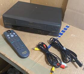Sanyo Vhr9415 Vhr-9415 4-head Hi-fi Vhs Player Auto Head Cleaning With Remote And Cable