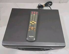 Sanyo Vwm-270 Vcr Vhs Player Recorder Auto Tracking Head Cleaning With Remote