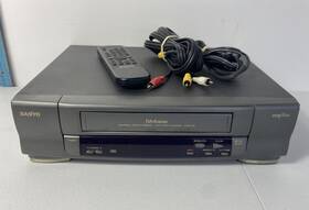 Sanyo Vwm-352 Vcr Player And Recorder Tested Remote