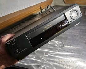 Sony Slv-677 4-head Hi-fi Vcr Vhs Video Cassette Recorder With Remote - Tested