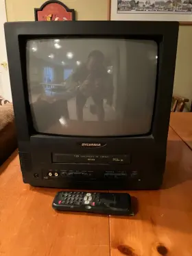 130b Sylvania 13 Inch Tv/vcr - Model Ssc Vintage With Remote 130b Sylvania 13 Inch Tv/vcr - Model Ssc Vintage With Remote