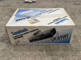 Symphonic 053818130834 Vr-69wf Vcr 4 Head Hifi Vhs Video Cassette Recorder Player- New In Box