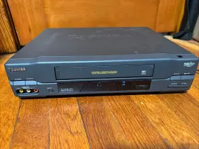 M-683 Toshiba Vcr Plus Vhs Player Recorder 4-head Tested Works No Remote