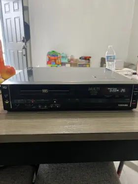 V-87ms Toshiba Video Cassette Recorder Vhs Turns On Parts Or Repair As-is