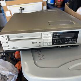 Toshiba V-m32 Video Cassette Recorder Front Load Cable Ready 8 Program 14 Day