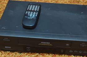 Toshiba Vc-406 4-head Vhs Vcr Video Cassette Player With Remote Control