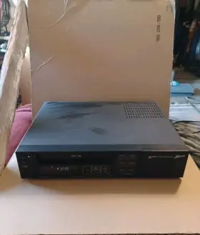 1820-1 Zenith Vintage Vhs 4 Head Video Recorder. Turns On Parts Only
