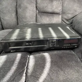 Vrf150 Zenith Vhs Hq 4-head Video Cassette Player Recorder- For Parts Only