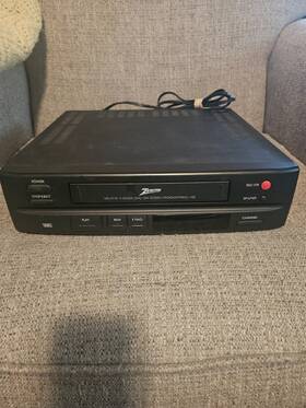 Zenith Vrl2110 Vrl 2110 Video Cassette Player. Turns On Not Tested