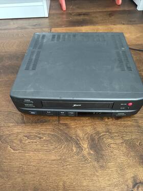 Zenith Vrm2120 Vcr Vhs Tape Player Video Recorder - Powers On Err For Parts