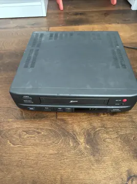Vrm2120 Zenith Vcr Vhs Tape Player Video Recorder - Powers On Err For Parts